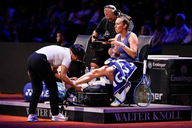 in the picture Elise Mertens gets a foot bandage Aryna Sabalenka vs Elise Mertens BEL GER, Porsche Tennis Grand Prix GP Stuttgart 2025, WTA500, 19 04 2025 GER, Porsche Tennis Grand Prix GP Stuttgart 2025, WTA500, 19 04 2025 Stuttgart Copyright: xEibner-Pressefoto RogerxBuerkex EP