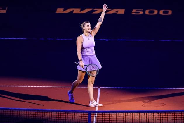 in the picture Aryna Sabalenka thanks the crowd and cheers Aryna Sabalenka defeats Elise Mertens Aryna Sabalenka vs Elise Mertens BEL GER, Porsche Tennis Grand Prix GP Stuttgart 2025, WTA500, 19 04 2025 GER, Porsche Tennis Grand Prix GP Stuttgart 2025, WTA500, 19 04 2025 Stuttgart Copyright: xEibner-Pressefoto RogerxBuerkex EP