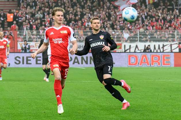 in the picture from l Andras Schaefer 1 FC Union Berlin, 13 , Maximilian Mittelstaedt VfB Stuttgart, 07 , duel, action, fight, fights for the ball, GER, Berlin, 1 FC Union Berlin vs VfB Stuttgart, 1 Bundesliga, football, DFB, season 2024 2025, Alte Foersterei, matchday, DFB DFL REGULATIONS PROHIBIT ANY USE OF PHOTOGRAPHS AS IMAGE SEQUENCES AND OR QUASI VIDEO, 19 04 2025 Copyright: HMBxMedia UwexKoch