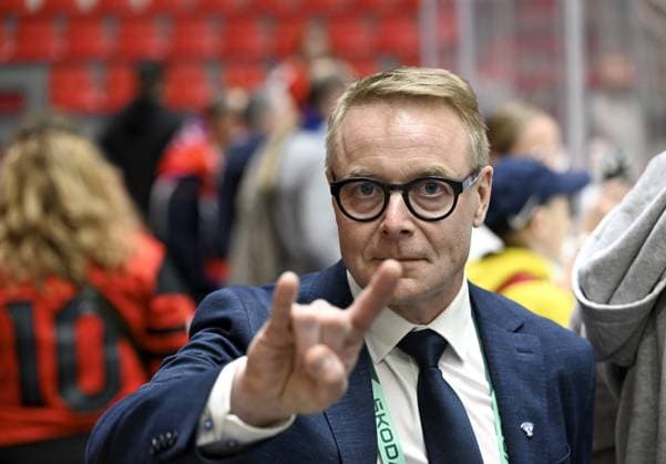 Head coach Juuso Toivola of Finland shows a hand sign before the IIHF Women s Ice hockey, Eishockey World Championship, WM, Weltmeisterschaft semifinal match between Canada and Finland in Ceske Budejovice, Czechia, on April 19, 2025. Ceske Budejovice Czechia LKFTJK20250419193803QJSA  Copyright: xEmmixKorhonenx LKFTJK20250419193803QJSA