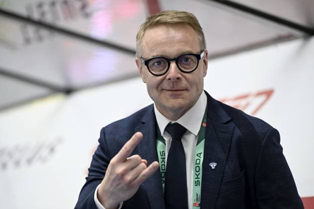 Head coach Juuso Toivola of Finland shows a hand sign before the IIHF Women s Ice hockey, Eishockey World Championship, WM, Weltmeisterschaft semifinal match between Canada and Finland in Ceske Budejovice, Czechia, on April 19, 2025. Ceske Budejovice Czechia LKFTJK20250419193854XUBC  Copyright: xEmmixKorhonenx LKFTJK20250419193854XUBC