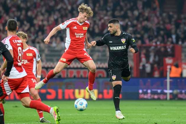 in the picture from l Andras Schaefer 1 FC Union Berlin, 13 , Ermedin Demirovic VfB Stuttgart, 09 , duel, action, fight, fights for the ball, GER, Berlin, 1 FC Union Berlin vs VfB Stuttgart, 1 Bundesliga, football, DFB, season 2024 2025, Alte Foersterei, matchday, DFB DFL REGULATIONS PROHIBIT ANY USE OF PHOTOGRAPHS AS IMAGE SEQUENCES AND OR QUASI VIDEO, 19 04 2025 Copyright: HMBxMedia UwexKoch