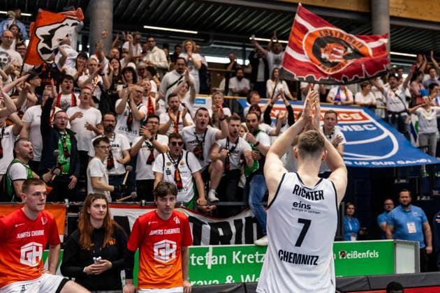 easyCredit Basketball Bundesliga, BBL, Season 2024 2025, Men 19 04 2025, Syntainics MBC Niners Chemnitz, Jonas Richter Niners Chemnitz, No 7 thanks the fans Copyright Alexander Trienitz