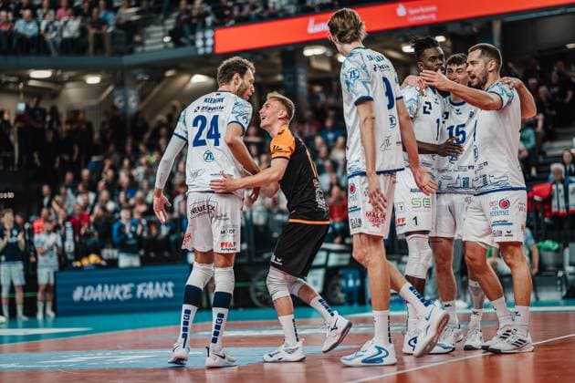 Volleyball Men Season 2024 2025 1 Volleyball Bundesliga Men Semifinal SVG Lüneburg vs VfB Friedrichshafen 19 04 2025 The team from Friedrichshafen cheers, from l Wessel Keemink 24, VfB Friedrichshafen and Leonard Lenny Graven 17, VfB Friedrichshafen Lüneburg LKH Arena Niedersachsen Germany