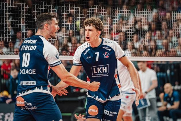 Volleyball men season 2024 2025 1 Volleyball Bundesliga men semi-final SVG Lüneburg vs VfB Friedrichshafen 19 04 2025 f l Lorenz Karlitzek 10, SVG Lüneburg and Joscha Kunstmann 7, SVG Lüneburg cheering Lüneburg LKH Arena Niedersachsen Germany