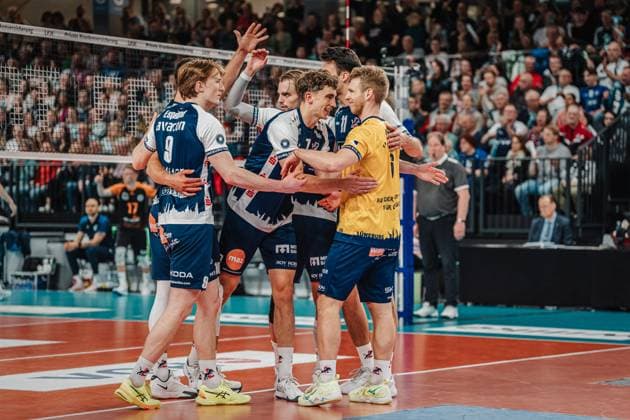 Volleyball Men Season 2024 2025 1 Volleyball Bundesliga Men Semifinal SVG Lüneburg vs VfB Friedrichshafen 19 04 2025 The team from Lüneburg cheers, in the middle Joscha Kunstmann 7, SVG Lüneburg , right Gage Thomas Worsley 6, SVG Lüneburg Lüneburg LKH Arena Niedersachsen Germany