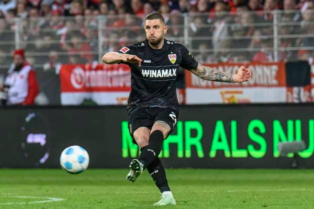 in the picture from l Jeff Chabot VfB Stuttgart, 24 , duel, action, fight, fights for the ball, GER, Berlin, 1 FC Union Berlin vs VfB Stuttgart, 1 Bundesliga, football, DFB, season 2024 2025, Alte Foersterei, matchday, DFB DFL REGULATIONS PROHIBIT ANY USE OF PHOTOGRAPHS AS IMAGE SEQUENCES AND OR QUASI VIDEO, 19 04 2025 Copyright: HMBxMedia UwexKoch