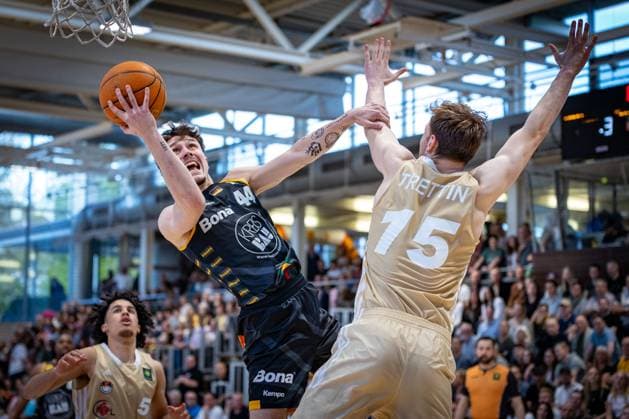 Sport Themen der Woche KW16 Sport Bilder des Tages Gian Aydinoglu (Bozic Estriche Knights Kirchheim, 44) Linus Trettin (Rasta Vechta II, 15) GER, Bozic Estriche Knights Kirchheim vs. Rasta Vechta II, BARMER 2. Basketball Bundesliga, 33. Spieltag, Saison 2024 2025, 19.04.2025 GER, Bozic Estriche Knights Kirchheim vs. Rasta Vechta II, BARMER 2. Basketball Bundesliga, 33. Spieltag, Saison 2024 2025, 19.04.2025 Kirchheim an der Teck *** Gian Aydinoglu Bozic Estriche Knights Kirchheim, 44 Linus Trettin Rasta Vechta II, 15 GER, Bozic Estriche Knights Kirchheim vs Rasta Vechta II, BARMER 2 Basketball Bundesliga, 33 Matchday, Season 2024 2025, 19 04 2025 GER, Bozic Estriche Knights Kirchheim vs Rasta Vechta II, BARMER 2 Basketball Bundesliga, 33 Matchday, Season 2024 2025, 19 04 2025 Kirchheim an der Teck Copyright: xEibner-Pressefoto NinaxSanderx EP_NSR
