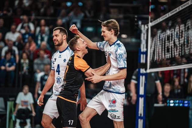 Volleyball mens season 2024 2025 Volleyball Bundesliga playoff semi-final match 5 SVG Lüneburg vs VfB Friedrichshafen 19 04 2025 Leonard Graven l 17 VfB Friedrichshafen cheers with Severi Seth Savonsalmi 9 VfB Friedrichshafen Lüneburg LKH Arena Niedersachsen Germany