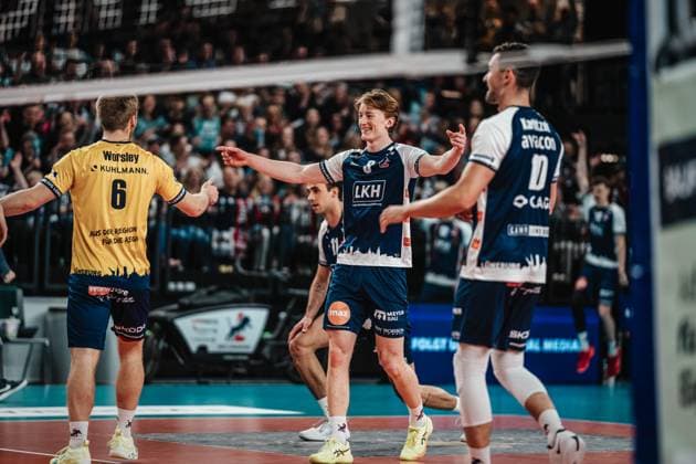 Volleyball Men Season 2024 2025 Volleyball Bundesliga Playoff Semifinal Game 5 SVG Lüneburg vs VfB Friedrichshafen 19 04 2025 The SVG Lüneburg team cheers Lüneburg LKH Arena Niedersachsen Germany
