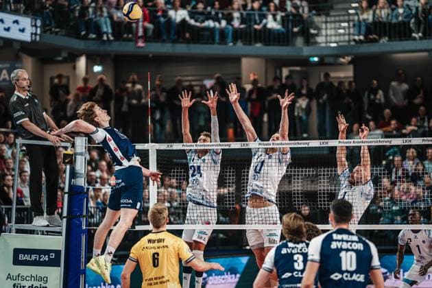 Volleyball mens season 2024 2025 Volleyball Bundesliga playoff semi-final match 5 SVG Lüneburg vs VfB Friedrichshafen 19 04 2025 Oskar Alve Espeland 9 SVG Lüneburg vs VfB Friedrichshafen block of three Lüneburg LKH Arena Niedersachsen Germany
