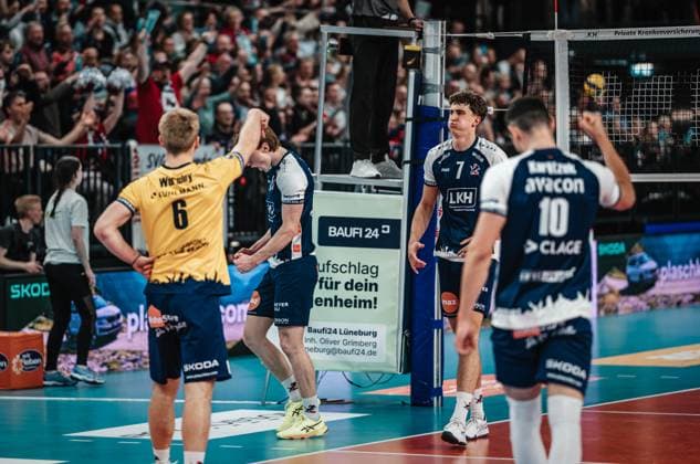 Volleyball Men Season 2024 2025 Volleyball Bundesliga Playoff Semifinal Game 5 SVG Lüneburg vs VfB Friedrichshafen 19 04 2025 The SVG Lüneburg team cheers Lüneburg LKH Arena Niedersachsen Germany