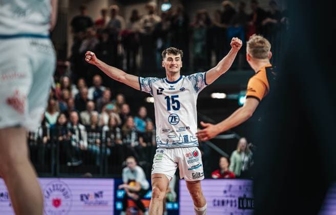Volleyball Men Season 2024 2025 Volleyball Bundesliga Playoff Semifinal Game 5 SVG Lüneburg vs VfB Friedrichshafen 19 04 2025 Jackson George Young 15 VfB Friedrichshafen cheers Lüneburg LKH Arena Niedersachsen Germany