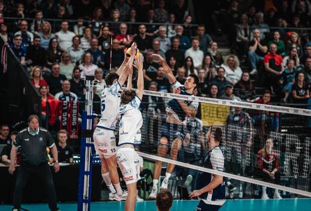Volleyball Men Season 2024 2025 Volleyball Bundesliga Playoff Semifinal Match 5 SVG Lüneburg vs VfB Friedrichshafen 19 04 2025 Xander Wolf Wassenaar Ketrzynski 11 SVG Lüneburg against the double block of VfB Friedrichshafen Lüneburg LKH Arena Niedersachsen Germany