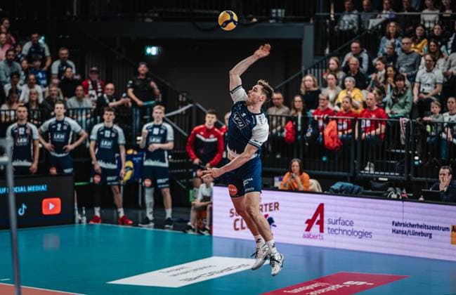 Volleyball Men Season 2024 2025 Volleyball Bundesliga Playoff Semifinal Match 5 SVG Lüneburg vs VfB Friedrichshafen 19 04 2025 Simon Torwie 1 SVG Lüneburg serving Lüneburg LKH Arena Niedersachsen Germany