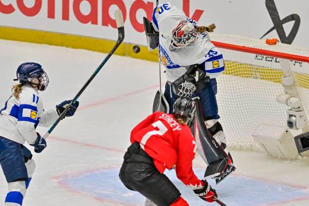 Goalkeeper Emilia Kyrkko of Finland, right, and Laura Stacey of Canada, center, in action during the Ice hockey, Eishockey IIHF Women s World Championship, WM, Weltmeisterschaft semifinal match Canada vs Finland, Ceske Budejovice, Czech Republic, April 19, 2025. (CTKxPhoto VaclavxPancer) CTKPhotoP2025041905242 CTKPhotoP2025041905242