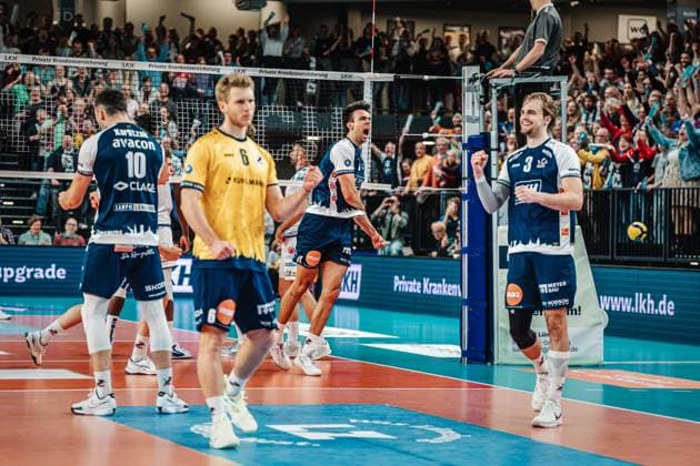Volleyball Men Season 2024 2025 1 Volleyball Bundesliga Men Semifinal SVG Lüneburg vs VfB Friedrichshafen 19 04 2025 SVG Lüneburg cheers after winning the set, in the middle Xander Wolf Wassenaar Ketrzynski 11, SVG Lüneburg Lüneburg LKH Arena Niedersachsen Germany