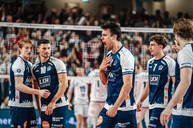 Volleyball Men Season 2024 2025 1 Volleyball Bundesliga Men Semifinal SVG Lüneburg vs VfB Friedrichshafen 19 04 2025 Xander Wolf Wassenaar Ketrzynski 11, SVG Lüneburg cheers after winning the set Lüneburg LKH Arena Niedersachsen Germany