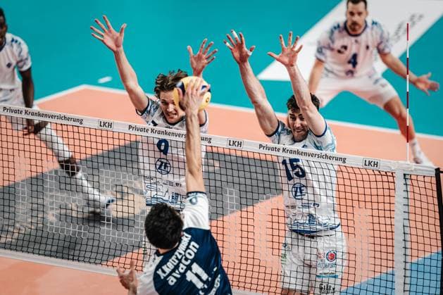Volleyball Men Season 2024 2025 1 Volleyball Bundesliga Men Semifinal SVG Lüneburg vs VfB Friedrichshafen 19 04 2025 Severi Seth Savonsalmi 9, VfB Friedrichshafen left and Jackson George Young 15, VfB Friedrichshafen in the block against the attack of Xander Wolf Wassenaar Ketrzynski 11, SVG Lüneburg Lüneburg LKH Arena Niedersachsen Germany
