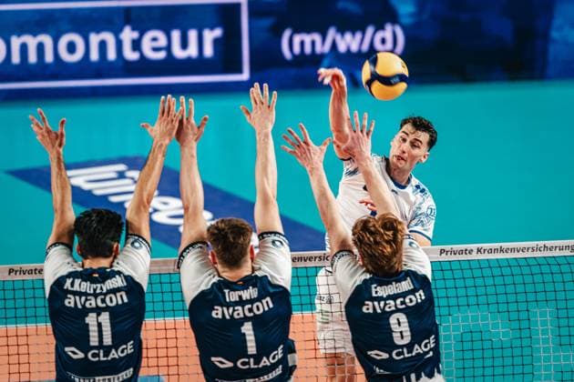 Volleyball Men Season 2024 2025 1 Volleyball Bundesliga Men Semifinal SVG Lüneburg vs VfB Friedrichshafen 19 04 2025 Jackson George Young 15, VfB Friedrichshafen attacking against the three-man block of Lüneburg Lüneburg LKH Arena Niedersachsen Germany