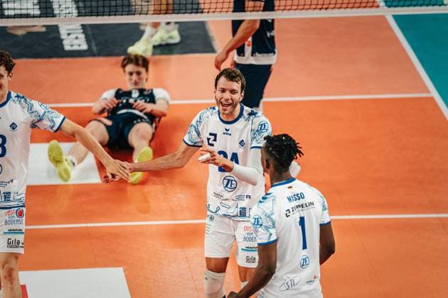 Volleyball Men Season 2024 2025 1 Volleyball Bundesliga Men Semifinal SVG Lüneburg vs VfB Friedrichshafen 19 04 2025 Wessel Keemink 24, VfB Friedrichshafen cheers Lüneburg LKH Arena Niedersachsen Germany