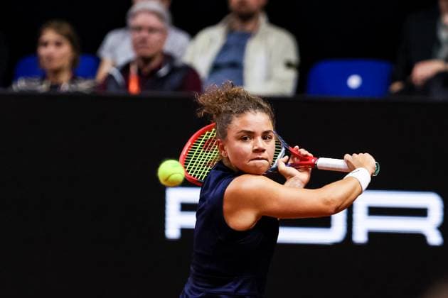 In the picture Jasmine Paolini Coco Gauff USA vs Jasmine Paolini ITA GER, Porsche Tennis Grand Prix GP Stuttgart 2025, WTA500, 19 04 2025 GER, Porsche Tennis Grand Prix GP Stuttgart 2025, WTA500, 19 04 2025 Stuttgart Copyright: xEibner-Pressefoto RogerxBuerkex EP