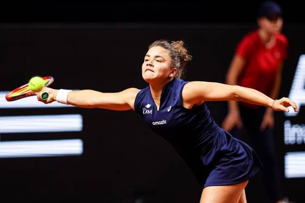In the picture Jasmine Paolini Coco Gauff USA vs Jasmine Paolini ITA GER, Porsche Tennis Grand Prix GP Stuttgart 2025, WTA500, 19 04 2025 GER, Porsche Tennis Grand Prix GP Stuttgart 2025, WTA500, 19 04 2025 Stuttgart Copyright: xEibner-Pressefoto RogerxBuerkex EP