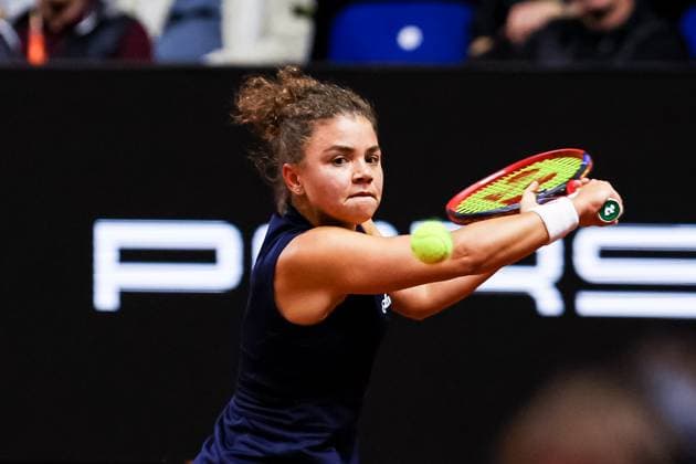 In the picture Jasmine Paolini Coco Gauff USA vs Jasmine Paolini ITA GER, Porsche Tennis Grand Prix GP Stuttgart 2025, WTA500, 19 04 2025 GER, Porsche Tennis Grand Prix GP Stuttgart 2025, WTA500, 19 04 2025 Stuttgart Copyright: xEibner-Pressefoto RogerxBuerkex EP