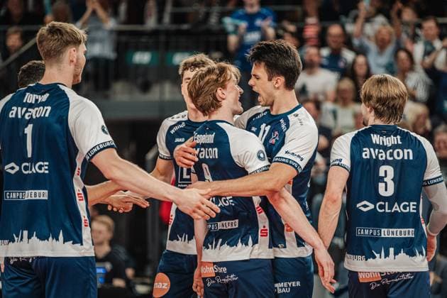 Volleyball Men Season 2024 2025 1 Volleyball Bundesliga Men Semifinal SVG Lüneburg vs VfB Friedrichshafen 19 04 2025 Cheering SVG Lüneburg, f l Oskar Alve Espeland 9, SVG Lüneburg and Xander Wolf Wassenaar Ketrzynski 11, SVG Lüneburg Lüneburg LKH Arena Niedersachsen Germany
