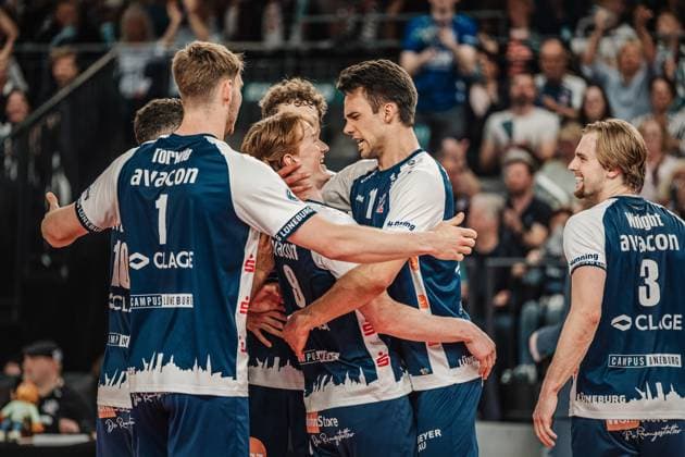 Volleyball Men Season 2024 2025 1 Volleyball Bundesliga Men Semifinal SVG Lüneburg vs VfB Friedrichshafen 19 04 2025 Cheering SVG Lüneburg, f l Oskar Alve Espeland 9, SVG Lüneburg and Xander Wolf Wassenaar Ketrzynski 11, SVG Lüneburg Lüneburg LKH Arena Niedersachsen Germany