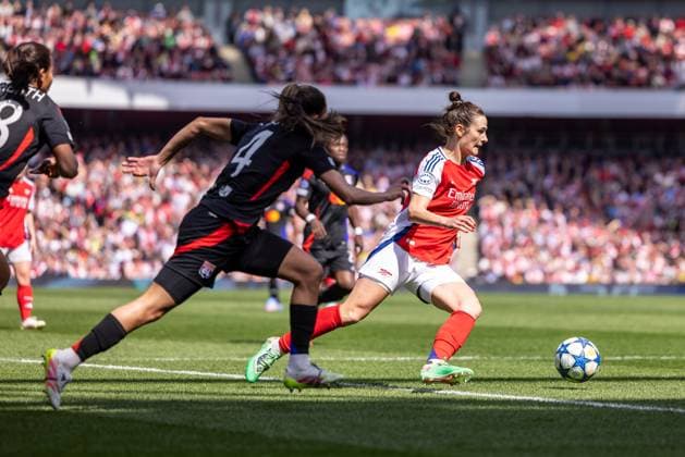Football - 2024 2025 UEFA Women™s Champions League - Semi-Final - First Leg - Arsenal vs Olympique Lyonnais - Emirates Stadium - Saturday 19th April 2025 Emily Fox (Arsenal FC Women) attacks the Lyon penalty box at the Emirates Stadium COLORSPORT DANIEL BEARHAM  csp_ars_lyo_db_19042025_
