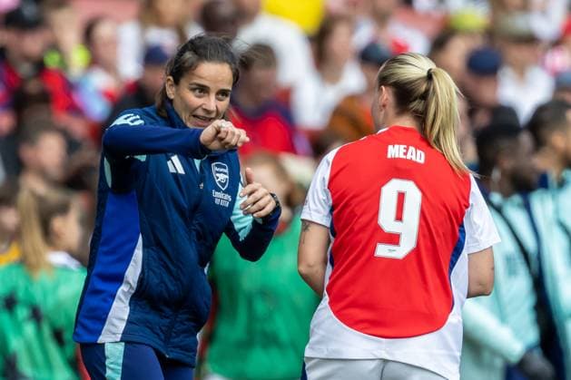 Football - 2024 2025 UEFA Women™s Champions League - Semi-Final - First Leg - Arsenal vs Olympique Lyonnais - Emirates Stadium - Saturday 19th April 2025 Arsenal Women™s Head Coach, Renee Slegers gives instruction to Beth Mead (Arsenal FC Women) during a break in play at the Emirates Stadium COLORSPORT DANIEL BEARHAM  csp_ars_lyo_db_19042025_