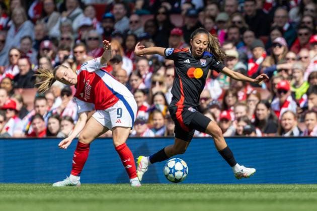 Football - 2024 2025 UEFA Women™s Champions League - Semi-Final - First Leg - Arsenal vs Olympique Lyonnais - Emirates Stadium - Saturday 19th April 2025 Beth Mead (Arsenal FC Women) fails to stop Vanessa Gilles (Olympique Lyonnais) at the Emirates Stadium COLORSPORT DANIEL BEARHAM  csp_ars_lyo_db_19042025_