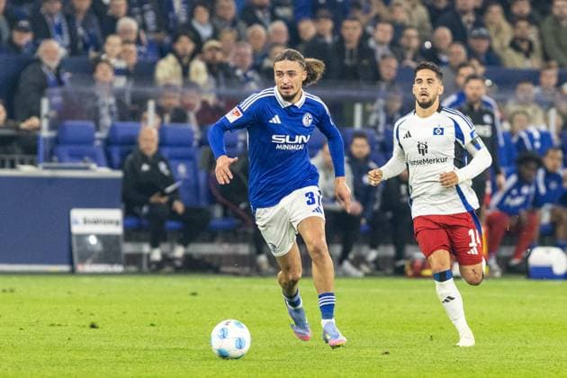 2. Fußball Bundesliga: FC Schalke 04 - Hamburger SV; 19.04.2025 Ludovit Reis (Hamburger SV, 14), Taylan Bulut (FC Schalke 04, 31) 2. Fußball Bundesliga: FC Schalke 04 - Hamburger SV; Veltins-Arena, Gelsenkirchen; 19.04.2025 DFL regulations prohibit any use of photographs as image sequences and or quasi video. *** 2 Fußball Bundesliga FC Schalke 04 Hamburger SV 19 04 2025 Ludovit Reis Hamburger SV, 14 , Taylan Bulut FC Schalke 04, 31 2 Fußball Bundesliga FC Schalke 04 Hamburger SV Veltins Arena, Gelsenkirchen 19 04 2025 DFL regulations prohibit any use of photographs as image sequences and or quasi video Copyright: xBEAUTIFULxSPORTS Buriakovx