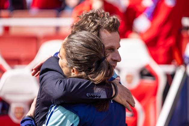 Football - 2024 2025 UEFA Women™s Champions League - Semi-Final - First Leg - Arsenal vs Olympique Lyonnais - Emirates Stadium - Saturday 19th April 2025 Joe Montemurro, Coach of Olympique Lyonnais, and Arsenal Women™s Head Coach, Renee Slegers embrace ahead of kick off at the Emirates Stadium COLORSPORT DANIEL BEARHAM  csp_ars_lyo_db_19042025_