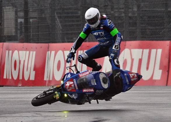 Sport Themen der Woche KW16 Sport Bilder des Tages 24H DU MANS MOTO PHOTOPQR OUEST FRANCE Jérôme FOUQUET ; LE MANS ; 19 04 2025 ; Sarthe. 24 Motos 2025. chute de la 43 BGR Czech Team by MACO SSTYamaha YZF - R1 HOLAN Kamil Photo: Jérôme Fouquet Ouest-France. LE MANS France  Copyright: xPHOTOPQR OUESTxFRANCE MAXPPPxJérômexFOUQUETx 20250419OFR4166 20250419OFR4166