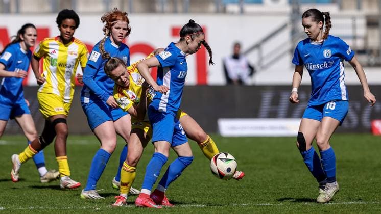 from left Lena Göppel SV Meppen, 5 , Lisa Heiseler 1 FC Union Berlin, 7 , Virag Nagy SV Meppen, 22 and dm15 in duel, duel, dynamic, action, action, game scene, THE DFB REGULATIONS PROHIBIT ANY USE OF PHOTOGRAPHS AS IMAGE SEQUENCES AND OR QUASI VIDEO , 19 04 2025, Meppen Germany , Football, 2 Womens Bundesliga, SV Meppen 1 FC Union Berlin xobx