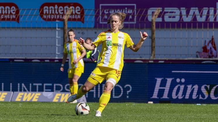 from left Charleen Niesler 1 FC Union Berlin, 18 on the ball, single image, full body, action, action, game scene, THE DFB REGULATIONS PROHIBIT ANY USE OF PHOTOGRAPHS AS IMAGE SEQUENCES AND OR QUASI VIDEO , 19 04 2025, Meppen Germany , Football, 2 Womens Bundesliga, SV Meppen 1 FC Union Berlin xobx