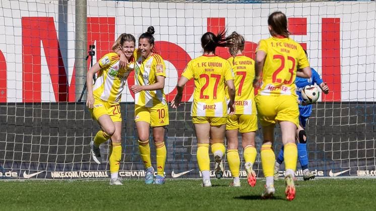 from left Nele Bauereisen 1 FC Union Berlin, 20 , goal scorer Sarah Abu Sabbah 1 FC Union Berlin, 10 and players of 1 FC Union Berlin with goal celebration, jubilation, cheering, optimistic, game scene, highlight, joy about the goal to 0 3, THE DFB REGULATIONS PROHIBIT ANY USE OF PHOTOGRAPHS AS IMAGE SEQUENCES AND OR QUASI VIDEO , 19 04 2025, Meppen Germany , Football, 2 Womens Bundesliga, SV Meppen 1 FC Union Berlin xobx