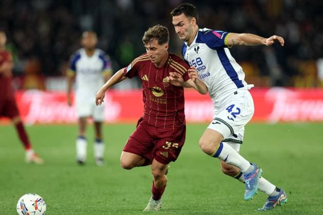 CALCIO - Serie A - AS Roma vs Hellas Verona FC Rome, Italy 19.4.2025 : Tommaso Baldanzi of Roma, Diego Coppola of Verona during Italian football championship Serie A Enilive 2024-2025 match AS Roma vs Hellas Verona at Stadio Olimpico in Rome. Rome Italy  Copyright: xIPAxSport ABACAx