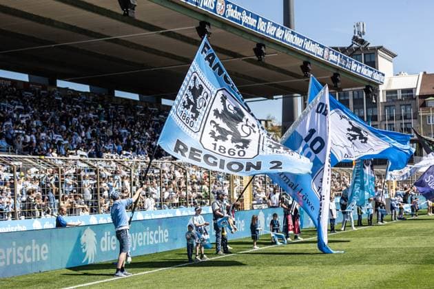 Fußball - Herren - 3. Liga - 34. Spieltag - Saison 2024 2025 - TSV 1860 München - Alemannia Aachen 19.04.2025 Fahne Fans Logo TSV 1860 München Symbolbild München Städtisches Stadion an der Grü Bayern Deutschland *** Soccer Men 3 League 34 Matchday Season 2024 2025 TSV 1860 Munich Alemannia Aachen 19 04 2025 Flag Fans Logo TSV 1860 Munich Symbol Image Munich Municipal Stadium an der Grü Bayern Germany