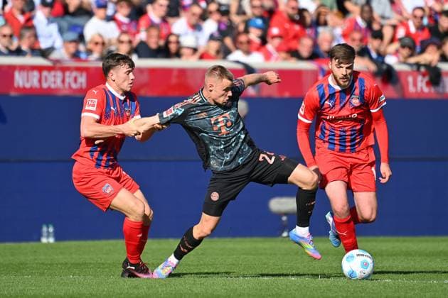 from left Luca KERBER Heidenheim , Gabriel VIDOVIC Bayern Muenchen , Julian NIEHUES Heidenheim , action,duel Football 1 Bundesliga season 2024 2025, 30 Matchday, Matchday30 1 FC Heidenheim FC Bayern Muenchen 0 4 on 19 04 2025, VOITH ARENA