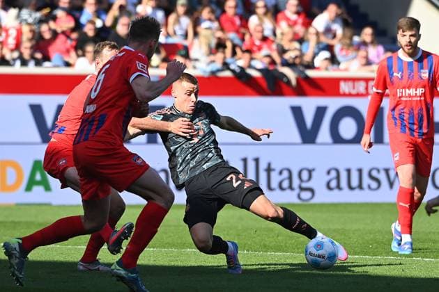 Goal chance Gabriel VIDOVIC Bayern Muenchen , Action,duel Football 1 Bundesliga Season 2024 2025, 30 Matchday, Matchday30 1 FC Heidenheim FC Bayern Muenchen 0 4 on 19 04 2025, VOITH ARENA