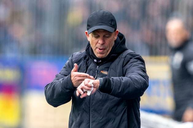 19 04 2025, Eintracht Braunschweig 1 FC Kaiserslautern, 2 Fußball Bundesliga, at Eintracht Stadion Lauterns coach Markus Anfang looks at his watch Important note According to the regulations of the DFB and the DFL, it is prohibited to use or have used photographs taken in the stadium and or of the match in the form of sequential images and or video-like photo series Copyright: xDavidxInderliedx
