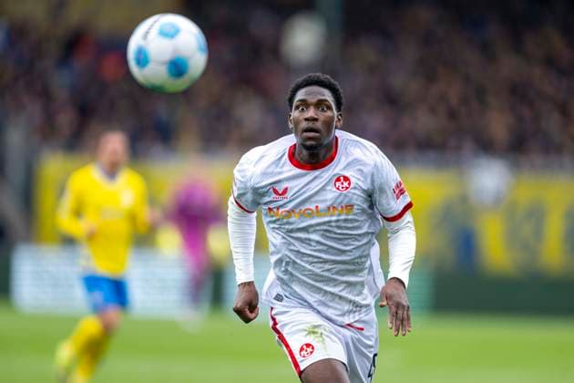19.04.2025, Eintracht Braunschweig-1. FC Kaiserslautern, 2. Fußball-Bundesliga, im Eintracht-Stadion. Lauterns Faride Alidou mit Ball. Wichtiger Hinweis: Gemaess den Vorgaben der DFB und der DFL ist es untersagt, in dem Stadion und oder vom Spiel angefertigte Fotoaufnahmen in Form von Sequenzbildern und oder videoaehnlichen Fotostrecken zu verwerten bzw. verwerten zu lassen. *** 19 04 2025, Eintracht Braunschweig 1 FC Kaiserslautern, 2 Fußball Bundesliga, in Eintracht Stadion Lauterns Faride Alidou with ball Important note According to the regulations of the DFB and the DFL, it is prohibited to use or have used photographs taken in the stadium and or of the match in the form of sequential images and or video-like photo series Copyright: xDavidxInderliedx