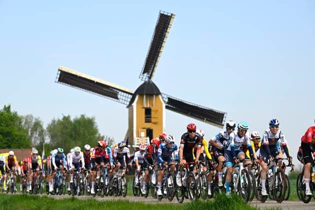 Amstel Gold Race 2025 cycling race VALKENBURG, THE NETHERLANDS - APRIL 20 : illustration picture peloton during the Men Elite UCI World Tour 59th Amstel Gold Race cycling race with start in Maastricht and finish in Valkenburg (255,9 km) on April 20, 2025 in Valkenburg, The Netherlands, 20 04 2025 ( Motordriver Kenny Verfaillie & Valkenburg The Netherlands  Copyright: xNicoxVereeckenx