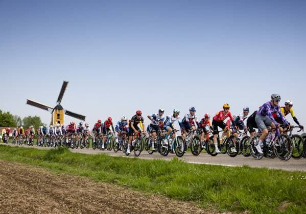 BEEK - The peloton passes the Sint-Hubertusmolen during the Amstel Gold Race 2025 in Beek. ANP VINCENT JANNINK Amstel Gold Race 2025 xVIxANPxSportx xxANPxIVx 524888356 originalFilename: 524888356.jpg