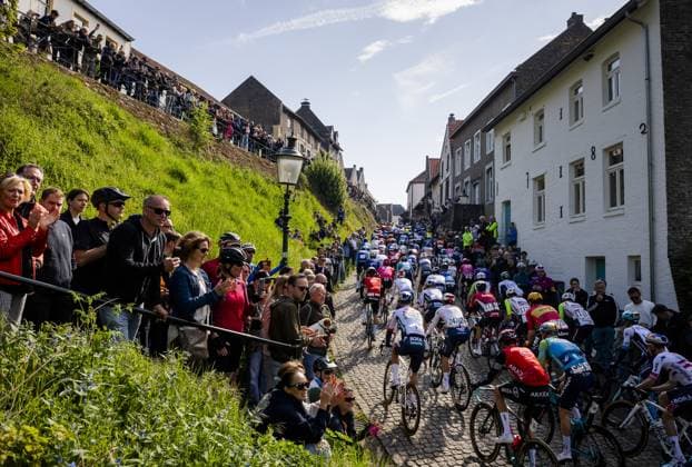 ELSLOO - The peloton passes Elsloo during the Amstel Gold Race 2025. ANP VINCENT JANNINK Amstel Gold Race 2025 xVIxANPxSportx xxANPxIVx 524888544 originalFilename: 524888544.jpg