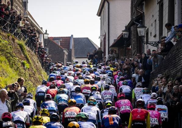 ELSLOO - The peloton passes Elsloo during the Amstel Gold Race 2025. ANP VINCENT JANNINK Amstel Gold Race 2025 xVIxANPxSportx xxANPxIVx 524888553 originalFilename: 524888553.jpg