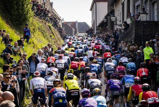ELSLOO - The peloton passes Elsloo during the Amstel Gold Race 2025. ANP VINCENT JANNINK Amstel Gold Race 2025 xVIxANPxSportx xxANPxIVx 524888557 originalFilename: 524888557.jpg